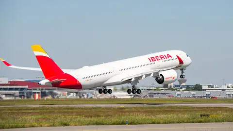 Un avión de Iberia despegando Un avión de Iberia despegando