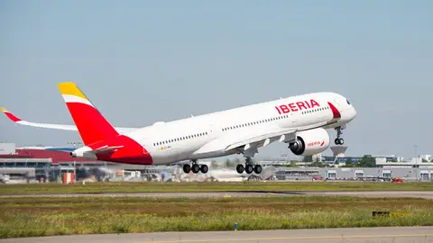 Un avión de Iberia despegando Un avión de Iberia despegando
