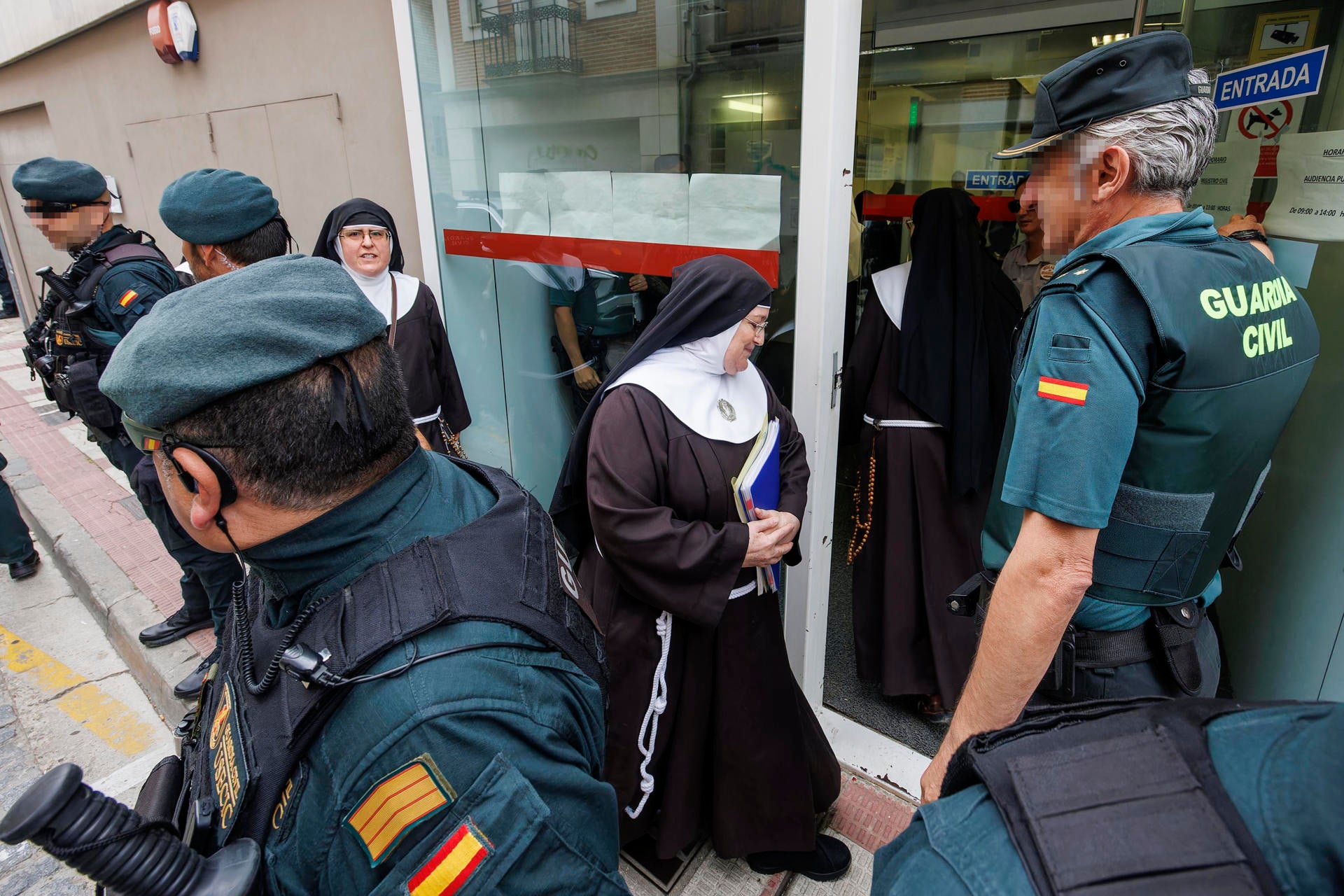 Las monjas de Belorado impiden a la Guardia Civil el traslado de las hermanas mayores: "Es un secuestro" Las monjas de Belorado impiden a la Guardia Civil el traslado de las hermanas mayores: "Es un secuestro"