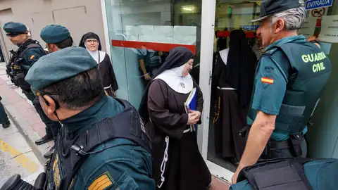 Las monjas de Belorado impiden a la Guardia Civil el traslado de las hermanas mayores: "Es un secuestro" Las monjas de Belorado impiden a la Guardia Civil el traslado de las hermanas mayores: "Es un secuestro"