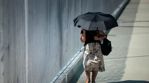Una mujer se protege del sol con un paraguas este lunes en la Comunidad Valenciana. Una mujer se protege del sol con un paraguas este lunes en la Comunidad Valenciana.