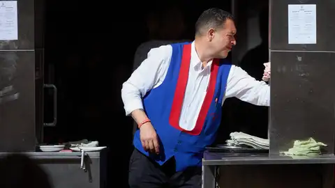 Archivo - Un camarero durante su jornada laboral Archivo - Un camarero durante su jornada laboral