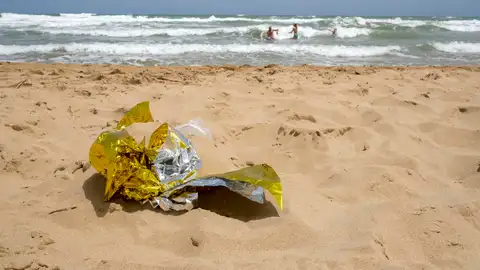 Vista general de la playa de Guardamar del Segura (Alicante) tras un operativo de socorro a personas que se estaban ahogando. Vista general de la playa de Guardamar del Segura (Alicante) tras un operativo de socorro a personas que se estaban ahogando.