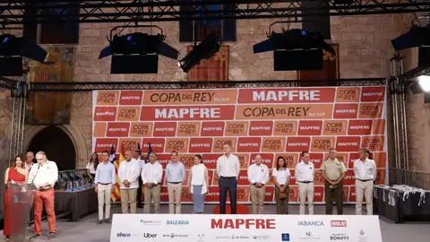 El Rey Felipe VI ha presidido la entrega de los premios a los campeones de la regata de vela 43ª Copa del Rey MAPFRE, en el Palacio Real de la Almudaina (Palma) El Rey Felipe VI ha presidido la entrega de los premios a los campeones de la regata de vela 43ª Copa del Rey MAPFRE, en el Palacio Real de la Almudaina (Palma)