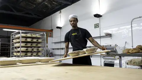 Djogo Barry, una de las personas que ha encontrado trabajo con 'Incorpora' en una panadería. - GONZALO CASES Djogo Barry, una de las personas que ha encontrado trabajo con 'Incorpora' en una panadería. - GONZALO CASES