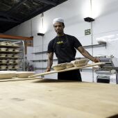 Djogo Barry, una de las personas que ha encontrado trabajo con 'Incorpora' en una panadería. - GONZALO CASES