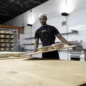 Djogo Barry, una de las personas que ha encontrado trabajo con 'Incorpora' en una panadería. - GONZALO CASES Djogo Barry, una de las personas que ha encontrado trabajo con 'Incorpora' en una panadería. - GONZALO CASES