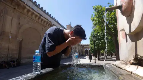 Un turista se refresca en una fuente este sábado en Córdoba. Un turista se refresca en una fuente este sábado en Córdoba.