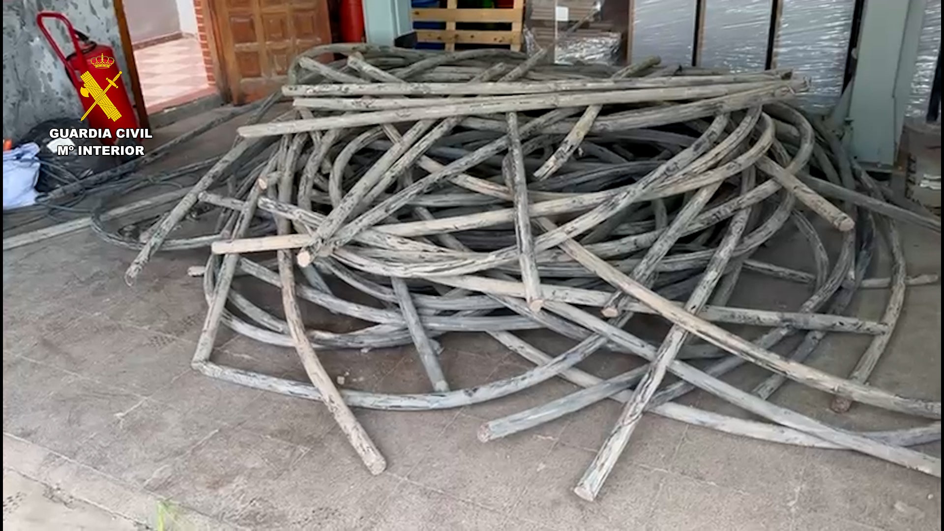 Sorprendidos tras robar 1 tonelada de cobre en una factoría de Almussafes Sorprendidos tras robar 1 tonelada de cobre en una factoría de Almussafes