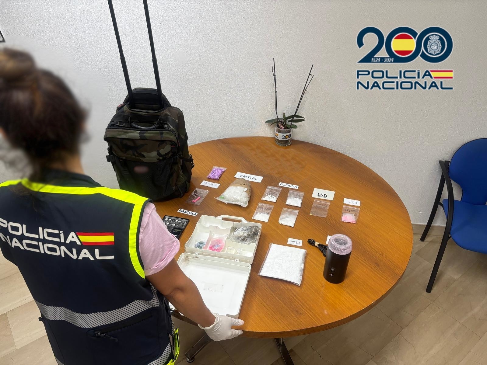 La Policía Nacional desmantela un punto de venta de drogas sintéticas y detiene a un supuesto vendedor ambulante que las distribuía en un carrito La Policía Nacional desmantela un punto de venta de drogas sintéticas y detiene a un supuesto vendedor ambulante que las distribuía en un carrito