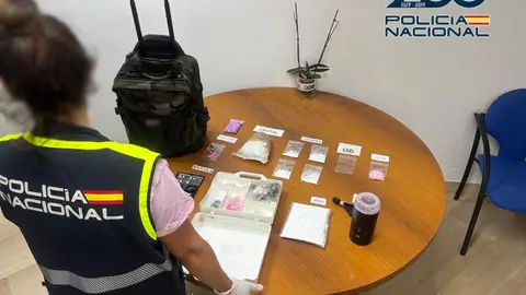 La Policía Nacional desmantela un punto de venta de drogas sintéticas y detiene a un supuesto vendedor ambulante que las distribuía en un carrito La Policía Nacional desmantela un punto de venta de drogas sintéticas y detiene a un supuesto vendedor ambulante que las distribuía en un carrito