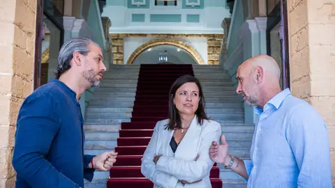 El Ayuntamiento y el CD San Fernando 1940 sientan las bases del acuerdo institucional Patricia Cavada, "Monchi" y René Ramos