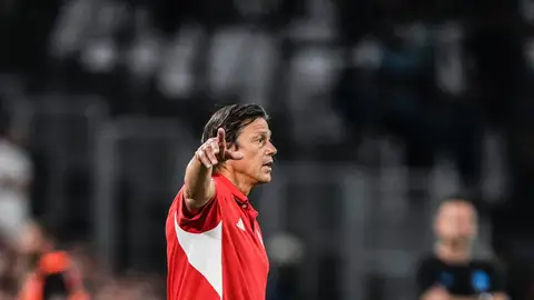 Matías Almeyda dirige a sus jugadores en un partido de pretemporada Matías Almeyda dirige a sus jugadores en un partido de pretemporada