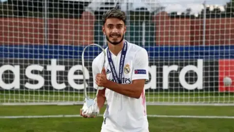 Isra Salazar será nuevo futbolista del Eldense Isra Salazar será nuevo futbolista del Eldense