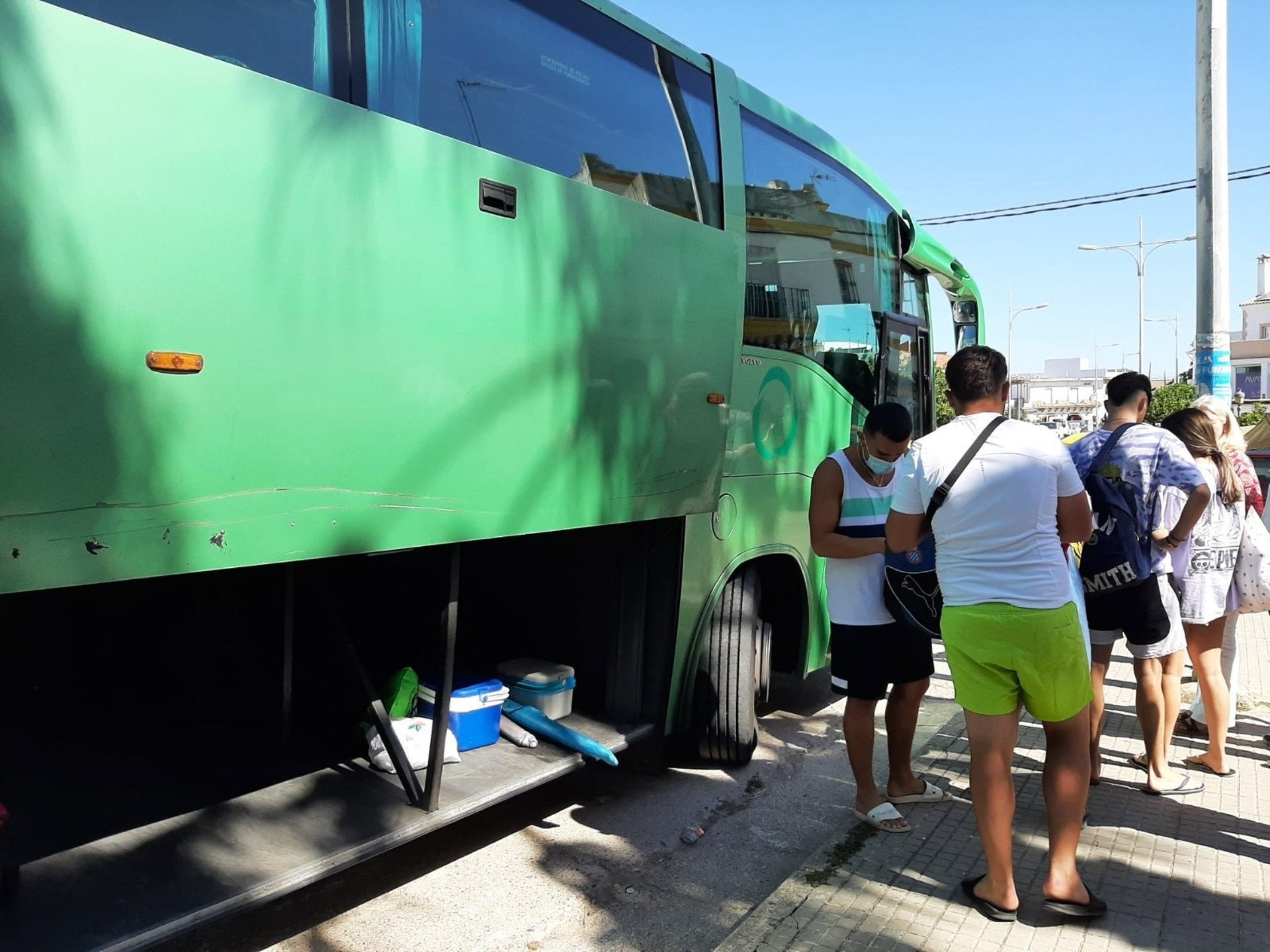 Una treintena de rutas en autobús conectan los municipios del interior con las playas andaluzas este verano Una treintena de rutas en autobús conectan los municipios del interior con las playas andaluzas este verano