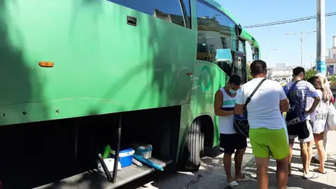 Archivo - Ciudadanos subiendo a un autobús. - JUNTA DE ANDALUCÍA - Archivo Archivo - Ciudadanos subiendo a un autobús. - JUNTA DE ANDALUCÍA - Archivo