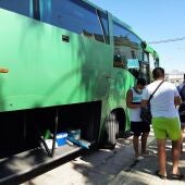 Archivo - Ciudadanos subiendo a un autobús. - JUNTA DE ANDALUCÍA - Archivo