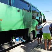 Archivo - Ciudadanos subiendo a un autobús. - JUNTA DE ANDALUCÍA - Archivo Archivo - Ciudadanos subiendo a un autobús. - JUNTA DE ANDALUCÍA - Archivo