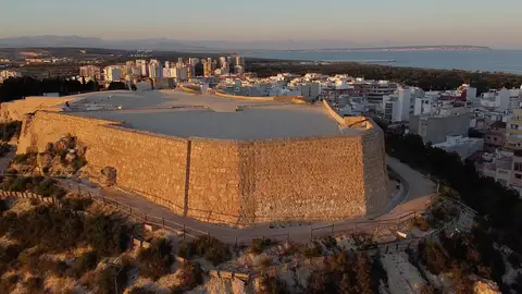Guardamar del Segura abre su calendario cultural de agosto con danza, la música de Sole Giménez y cine mudo acompañado de piano y violín Guardamar del Segura abre su calendario cultural de agosto con danza, la música de Sole Giménez y cine mudo acompañado de piano y violín