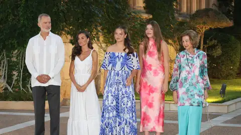 Los Reyes Don Felipe y Doña Letizia, la Princesa Leonor, la Infanta Sofía y la Reina Doña Sofía durante la recepción a la sociedad balear en el Palacio de Marivent Los Reyes Don Felipe y Doña Letizia, la Princesa Leonor, la Infanta Sofía y la Reina Doña Sofía durante la recepción a la sociedad balear en el Palacio de Marivent