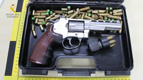 El hombre disponía de armas de fuego ilegales con las que amenazaba a su pareja. El hombre disponía de armas de fuego ilegales con las que amenazaba a su pareja.
