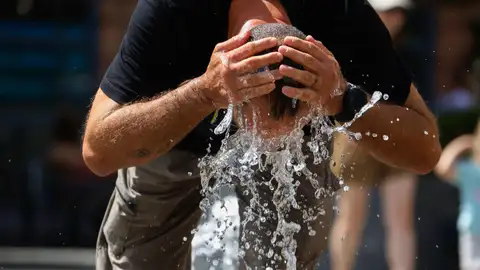 Una persona refrescándose en Córdoba Una persona refrescándose en Córdoba