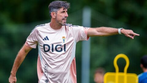 24-7-2025 Veljko Paunovioc da instrucciones en El Requex&oacute;n.