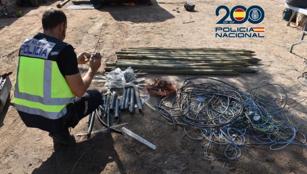 Policía Nacional con los objetos robados