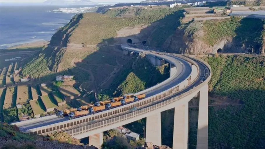 Imagen de archivo de una prueba de carga sobre el viaducto de Silva (puente) en Guía, Gran Canaria Imagen de archivo de una prueba de carga sobre el viaducto de Silva (puente) en Guía, Gran Canaria