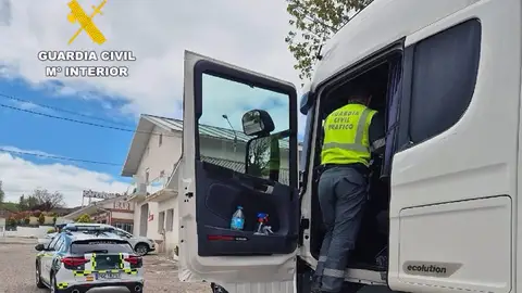 Un agente de la Guardia Civil durante la interceptación de un camión que circulaba "erráticamente y de manera anómala" por la A-49 sentido Huelva. - GUARDIA CIVIL. Un agente de la Guardia Civil durante la interceptación de un camión que circulaba "erráticamente y de manera anómala" por la A-49 sentido Huelva. - GUARDIA CIVIL.