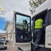 Un agente de la Guardia Civil durante la interceptación de un camión que circulaba "erráticamente y de manera anómala" por la A-49 sentido Huelva. - GUARDIA CIVIL.