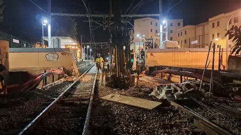 Obras en el paso elevado de la calle Greco, junto a la estación de Verge de Lluc Obras en el paso elevado de la calle Greco, junto a la estación de Verge de Lluc