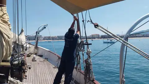 El 'Saltillo', velero de prácticas de la EHU, parte hacia Mutriku El 'Saltillo', velero de prácticas de la EHU, parte hacia Mutriku