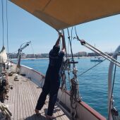 El 'Saltillo', velero de prácticas de la EHU, parte hacia Mutriku