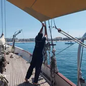 El 'Saltillo', velero de prácticas de la EHU, parte hacia Mutriku El 'Saltillo', velero de prácticas de la EHU, parte hacia Mutriku