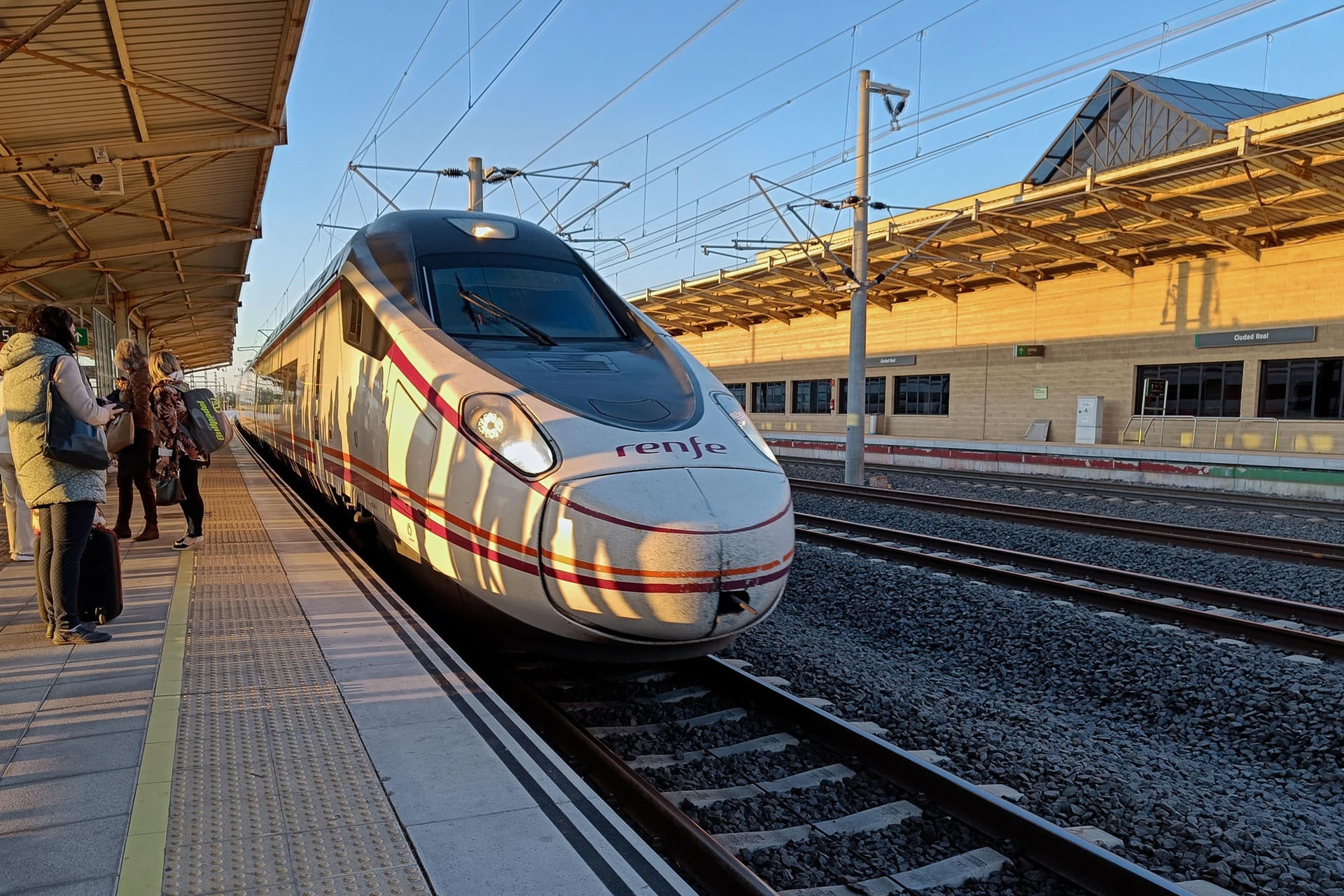 Restablecido el servicio de trenes de alta velocidad tras una nueva avería que ha obligado a evacuar a más de 2.000 pasajeros Restablecido el servicio de trenes de alta velocidad tras una nueva avería que ha obligado a evacuar a más de 2.000 pasajeros