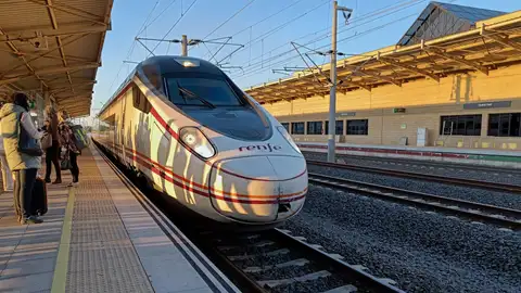 Imagen de archivo de usuarios de los trenes de Alta Velocidad. Imagen de archivo de usuarios de los trenes de Alta Velocidad.