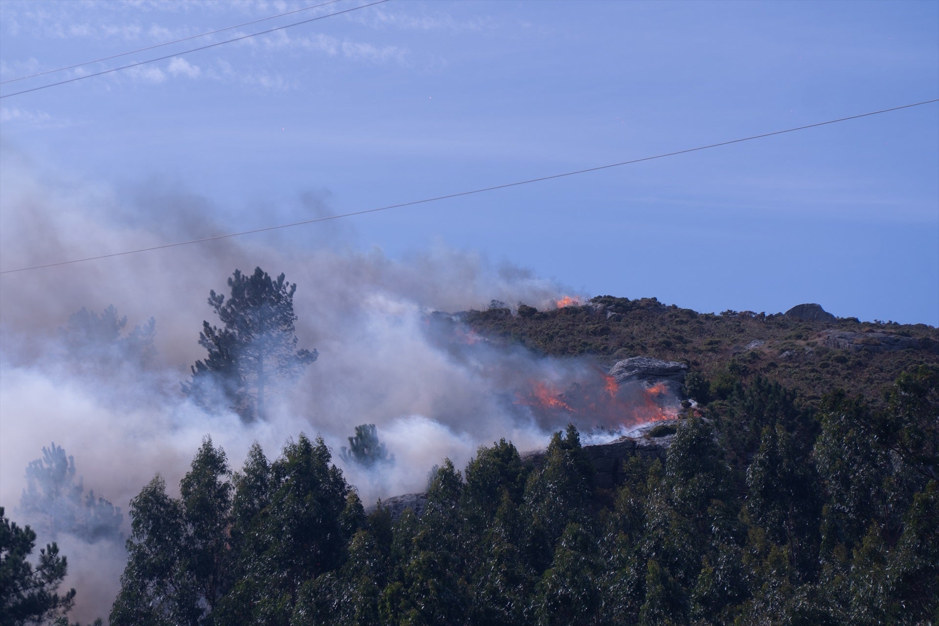 La Xunta califica de "atentado" el incendio de Ponteceso, que atraviesa una "situación complicada" debido al viento La Xunta califica de "atentado" el incendio de Ponteceso, que atraviesa una "situación complicada" debido al viento