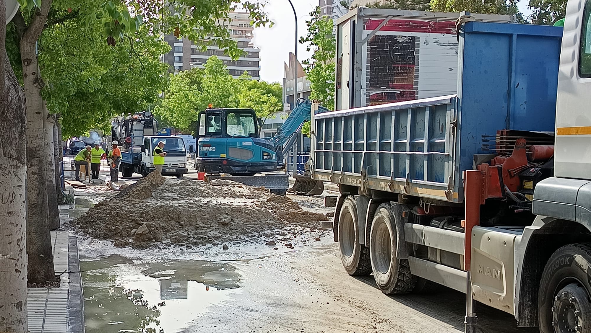 Reparada la tubería averiada en la avenida de Bruselas donde se ha reforzado la limpieza Reparada la tubería averiada en la avenida de Bruselas donde se ha reforzado la limpieza