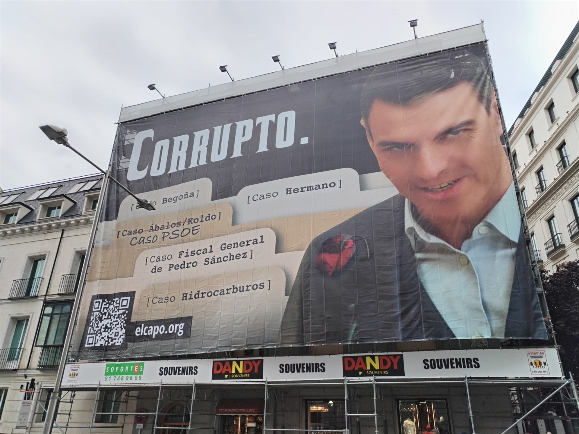 La jueza acepta el personamiento de Pedro Sánchez como acusación particular contra Hazte Oír por la lona colgada frente al Congreso La jueza acepta el personamiento de Pedro Sánchez como acusación particular contra Hazte Oír por la lona colgada frente al Congreso