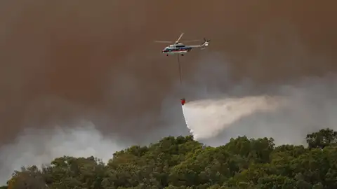 Un medio aéreo trabajando en la extinción del fuego declarado en Tarifa Un medio aéreo trabajando en la extinción del fuego declarado en Tarifa