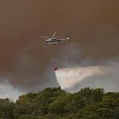 Un medio aéreo trabajando en la extinción del fuego declarado en Tarifa Un medio aéreo trabajando en la extinción del fuego declarado en Tarifa