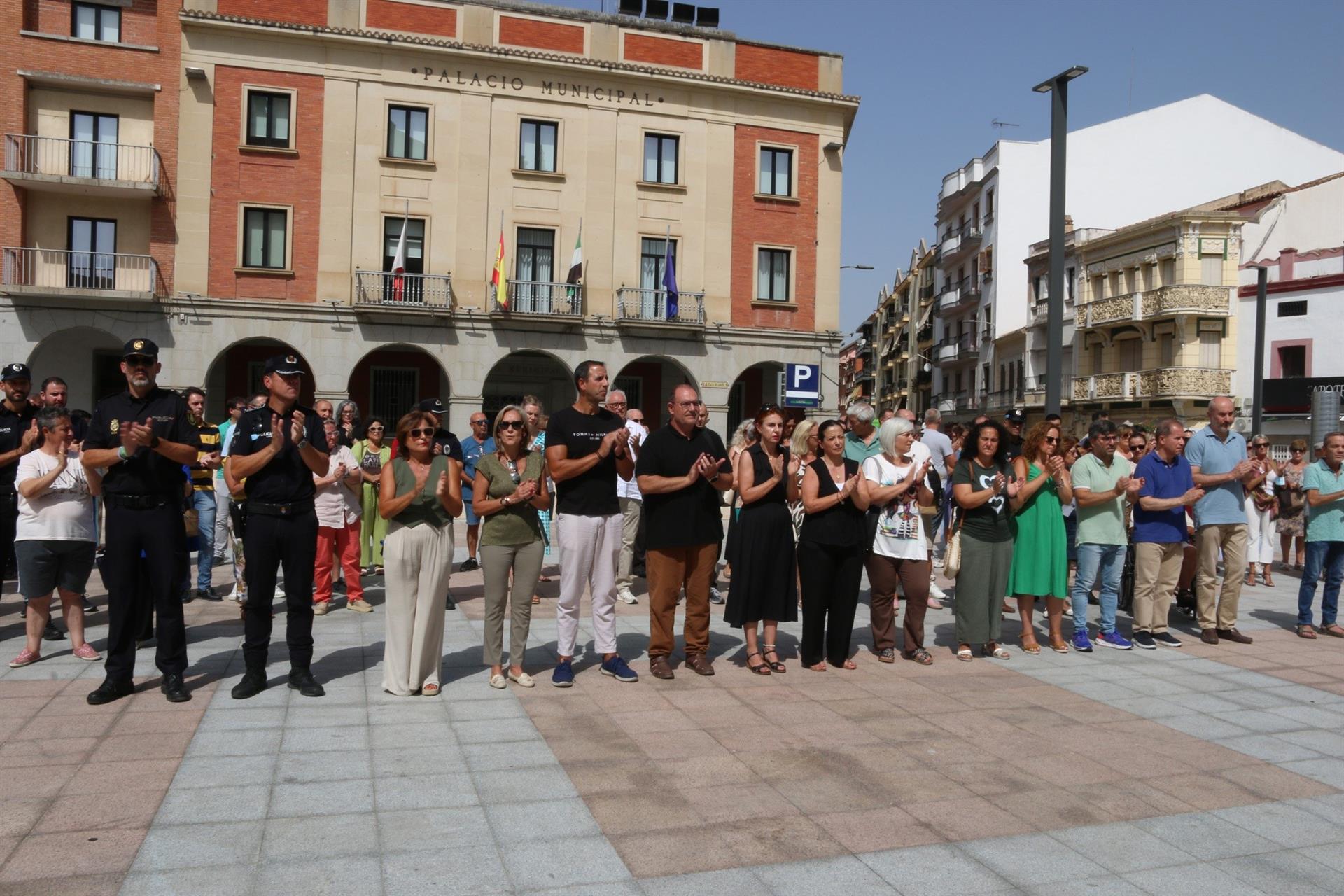 Consternación en Extremadura por el asesinato en Don Benito de Ilham, la mujer de 34 años que perdía la vida a manos de su pareja Consternación en Extremadura por el asesinato en Don Benito de Ilham, la mujer de 34 años que perdía la vida a manos de su pareja