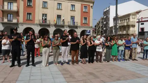 Consternación en Extremadura por el asesinato en Don Benito de Ilham, la mujer de 34 años que perdía la vida a manos de su pareja Consternación en Extremadura por el asesinato en Don Benito de Ilham, la mujer de 34 años que perdía la vida a manos de su pareja