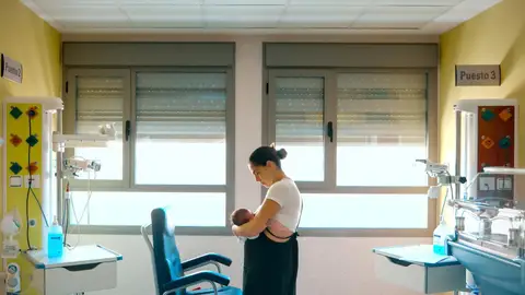 Mujer amamantando a su hijo. - HOSPITAL UNIVERSITARIO VIRGEN DEL ROCÍO Mujer amamantando a su hijo. - HOSPITAL UNIVERSITARIO VIRGEN DEL ROCÍO