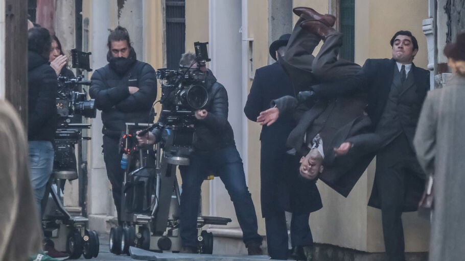 El actor italiano Riccardo Scamarcio golpea a un especialista que cae al suelo durante el rodaje de la pel&iacute;cula "Misterio en Venecia" el 10 de enero de 2023 en Venecia, Italia.