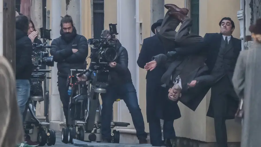 El actor italiano Riccardo Scamarcio golpea a un especialista que cae al suelo durante el rodaje de la película "Misterio en Venecia" el 10 de enero de 2023 en Venecia, Italia. El actor italiano Riccardo Scamarcio golpea a un especialista que cae al suelo durante el rodaje de la película "Misterio en Venecia" el 10 de enero de 2023 en Venecia, Italia.