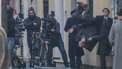 El actor italiano Riccardo Scamarcio golpea a un especialista que cae al suelo durante el rodaje de la pel&iacute;cula "Misterio en Venecia" el 10 de enero de 2023 en Venecia, Italia.