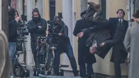 El actor italiano Riccardo Scamarcio golpea a un especialista que cae al suelo durante el rodaje de la película "Misterio en Venecia" el 10 de enero de 2023 en Venecia, Italia. El actor italiano Riccardo Scamarcio golpea a un especialista que cae al suelo durante el rodaje de la película "Misterio en Venecia" el 10 de enero de 2023 en Venecia, Italia.