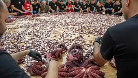 Carballiño volve a bater o récord mundial de tapa de pulpo xigante Carballiño volve a bater o récord mundial de tapa de pulpo xigante
